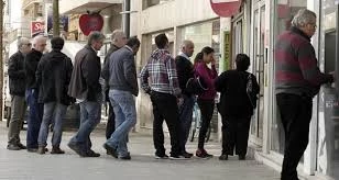 Χανιά: Λιποθύμησαν περιμένοντας στις ατελείωτες ουρές των ΑΤΜ